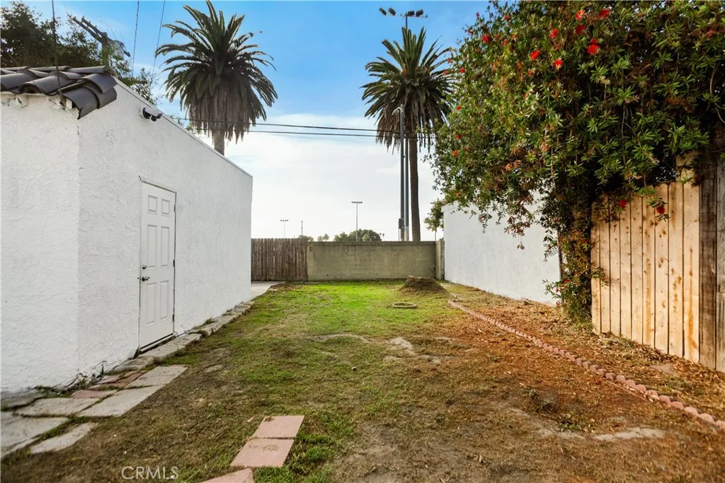 1626 W 60th Place, Los Angeles, California 90047 home-pic-20